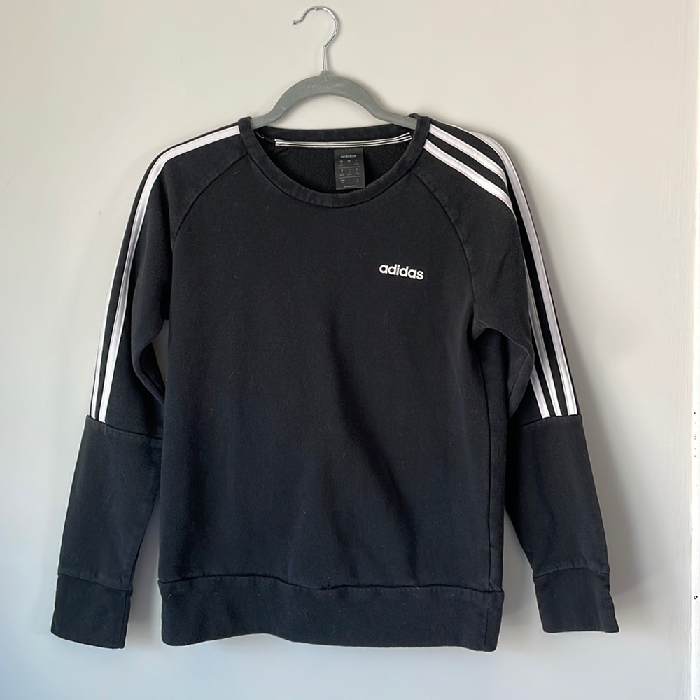 gently used women’s athletic crew neck